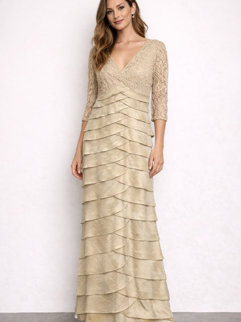 Adrianna Papell Champagne Lace Tiered Gown NWT Size 4 MOB Formal Modest Evening